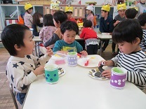 お寿司を食べる子どもの写真