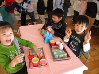 マック屋さんで食べている写真