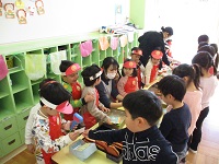 3歳児らいおん組の子どもたちがマック屋さんをしている写真