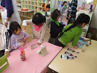 美容室ごっこでお化粧をしている写真