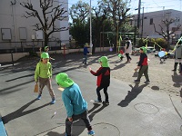 5歳児が園庭で羽根つきをしている写真