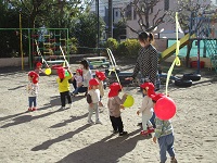 1歳児うさぎ組の子どもたちが羽根つきをしている写真