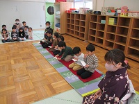 4歳児きりん組の子どもたちがお菓子を食べている写真