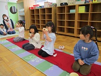 5歳児ぞう組の子どもたちがお茶を飲んでいる写真