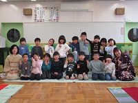 お茶会のあとに5歳児ぞう組の子どもたち、園長先生、看護師と一緒の集合写真