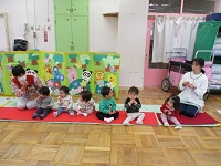 0歳児ひよこ組の子どもたちがお茶会に参加している写真