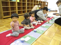 1歳児うさぎ組の子どもたちがお茶を飲んでいる写真