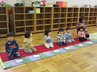 2歳児ぱんだ組の子どもたちがお茶を飲んでいる写真