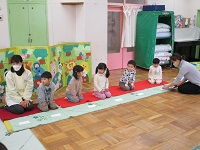 3歳児らいおん組の子どもたちが新年の挨拶をしている写真