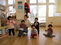 お誕生日の乳児クラスの子どもたちがお祝いしてもらっている写真