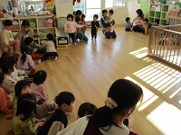 1歳児クラスの部屋で乳児の子どもたちのお誕生会を始めるところの写真