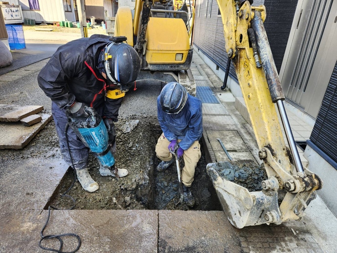 水道管復旧作業をしている作業員の写真