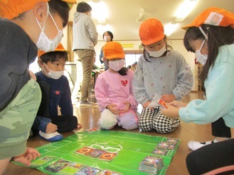 写真：5歳児　学童クラブで遊んでいる様子