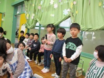 司会をする4歳の子どもの写真