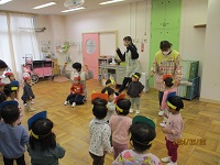 乳児クラスが先生と一緒に鬼のパンツを踊っている写真