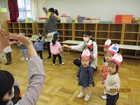 乳児クラスの子どもyたちが鬼のパンツを踊っている写真