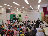 幼児クラスで節分の集会をしている写真