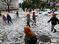 幼児クラスが雪遊びをしている写真