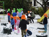 雪だるまが完成した写真