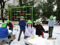 5歳児ぞう組が雪遊びをしている写真