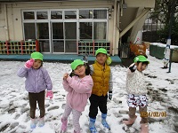 5歳児ぞう組の子どもたちが雪遊びをしている写真
