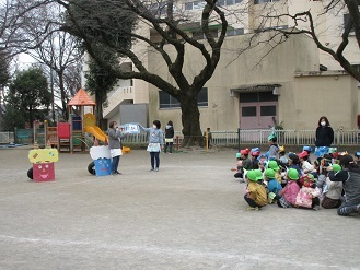 節分集会の園長先生の話を聞いている様子の写真