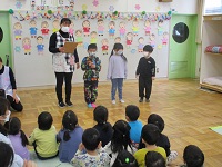 4歳児きりん組の子どもたちが司会をしている写真