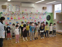 3歳児らいおん組の子どもたちが歌を歌っている写真