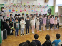 4歳児きりん組の子どもたちが歌を歌っている写真
