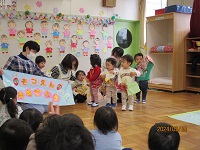 0歳児ひよこ組の子どもたちが、最後におめでとうのご挨拶をしている写真