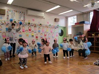 1歳児うさぎ組の子どもたちが、ポンポンをもって踊っている写真