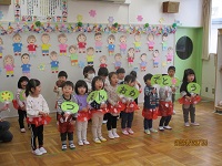 2歳児ぱんだ組の子どもたちが「ジャンボリーミッキー」を踊ったあとお祝いしている写真