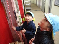 5歳児がしんさか神社でお参りする写真です。