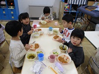 4歳児が節分メニューをを食べている写真です。