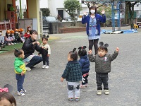0歳児がダンスをしている写真です。