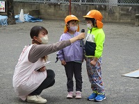 司会を4歳児が担当しお別れ会を進行している写真です。