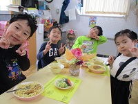 5歳児らいおん組がリクエスト献立を食べている写真です。