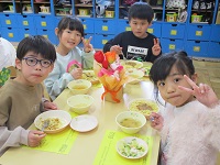 5歳児がリクエスト献立を喜んで食べている写真です。