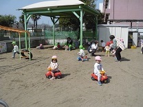 コンビカーで遊ぶ2歳児の写真