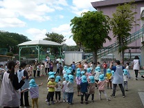 園庭でダンスを踊る園児の写真