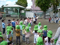 ノリノリで踊る子どもたちの写真