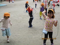 縄跳びの練習をする5歳児の写真
