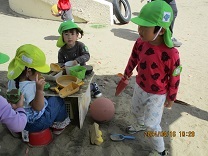 砂場で遊ぶ3歳児の写真