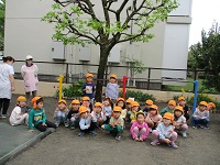 5歳児が誕生会に参加している写真です。