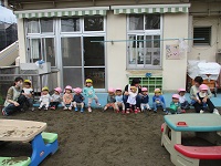 1歳児クラスが誕生会に参加している写真です。