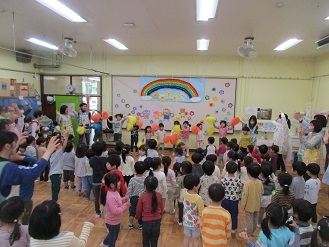 全園児で踊っている様子の写真