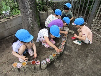 5歳児らいおん組が色水遊びをしている様子の写真