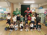 写真：ごみゼロマンと一緒に写真撮影する3歳児