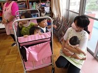 0歳児が誕生会に参加した写真です。