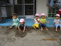 1歳児が泥んこから戻ってきたところの写真です。